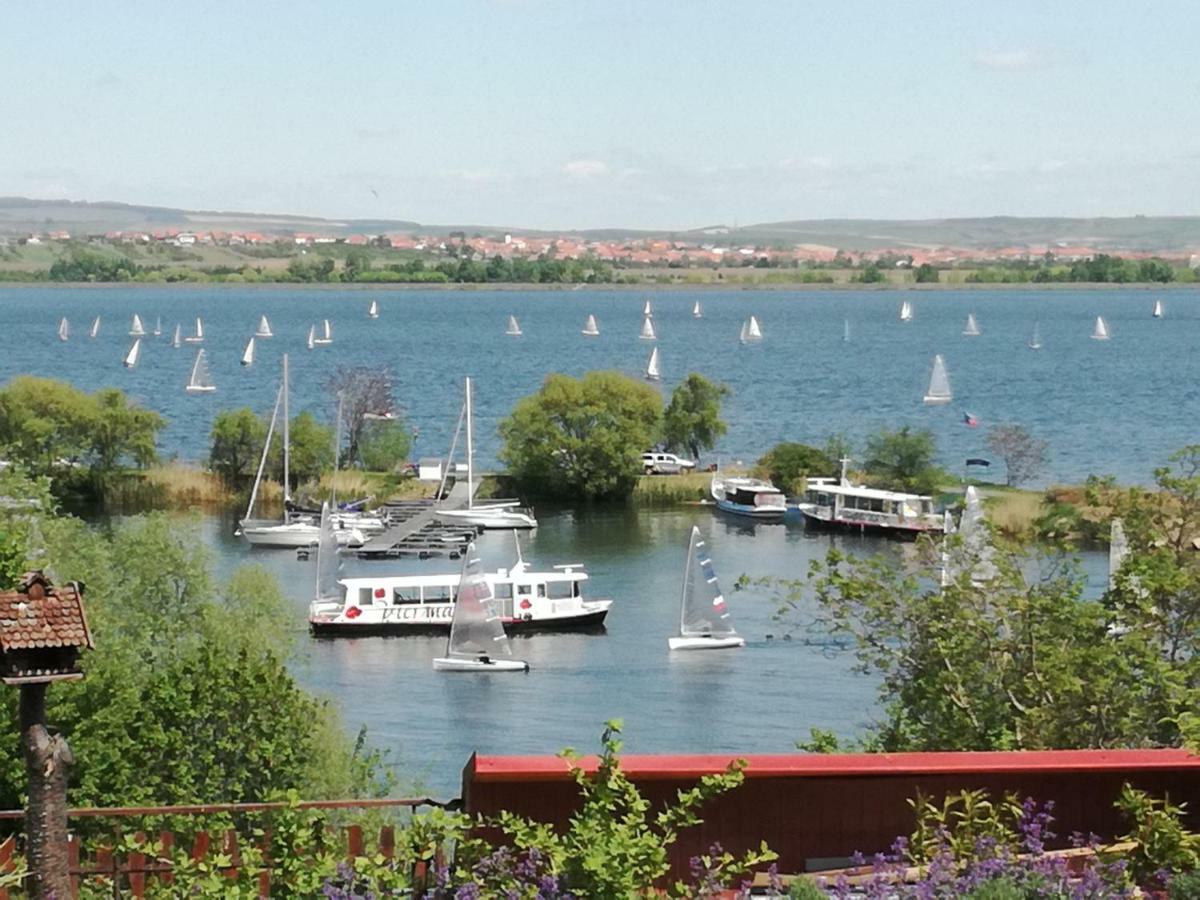 Penzion Nad jezerem Pavlov Esterno foto