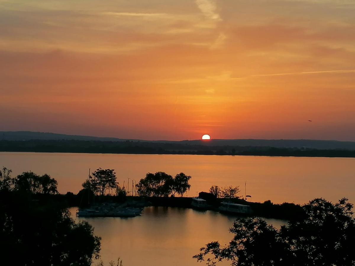 Penzion Nad jezerem Pavlov Esterno foto