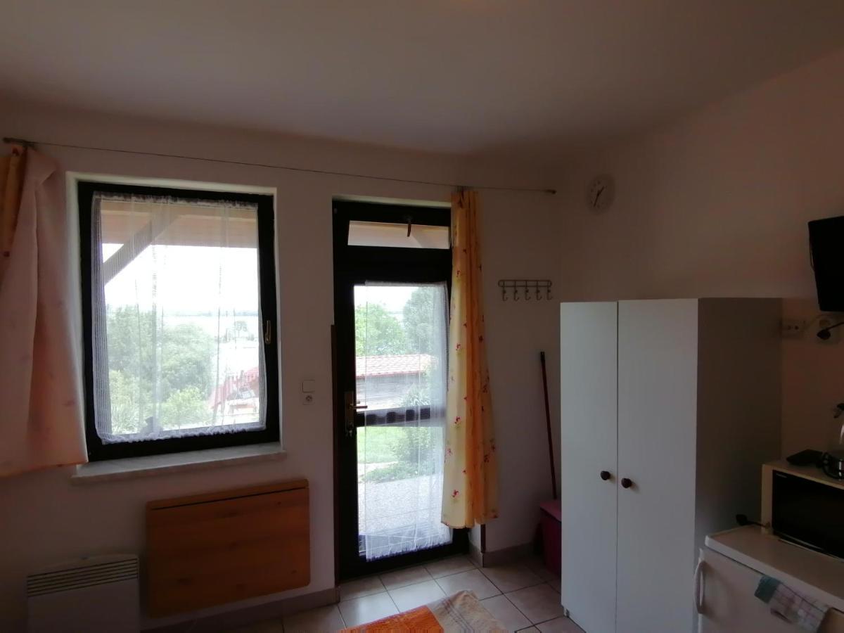 Penzion Nad jezerem Pavlov Esterno foto